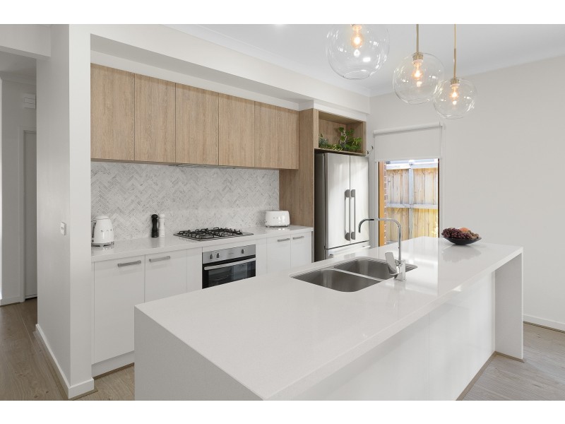 6 Harlequin Way, Clyde North VIC 3978