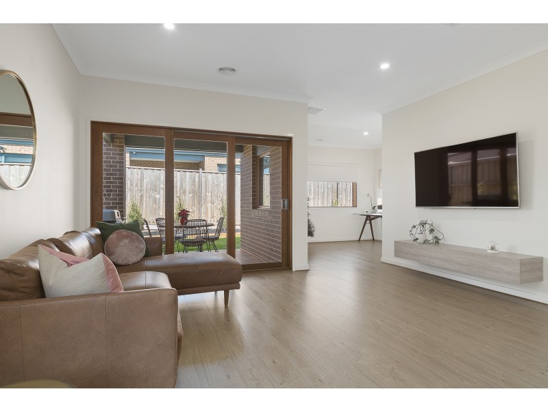 6 Harlequin Way, Clyde North VIC 3978