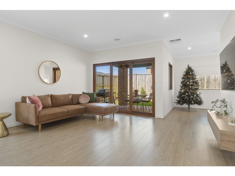 6 Harlequin Way, Clyde North VIC 3978