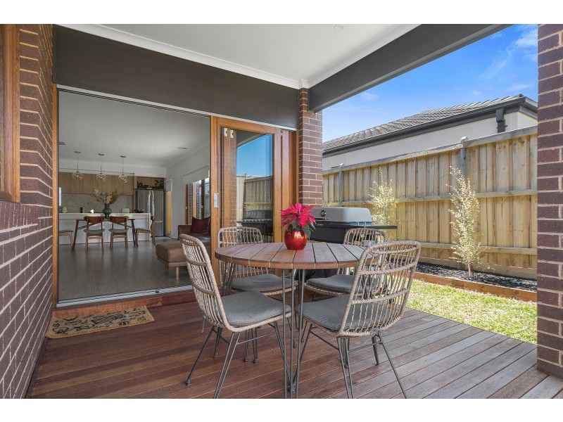 6 Harlequin Way, Clyde North VIC 3978