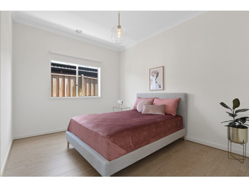 6 Harlequin Way, Clyde North VIC 3978