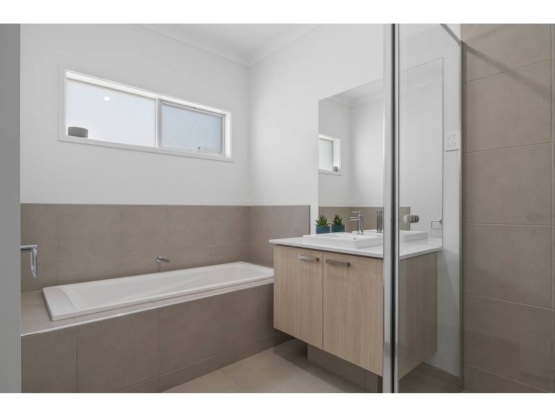 6 Harlequin Way, Clyde North VIC 3978