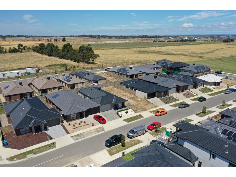 6 Harlequin Way, Clyde North VIC 3978