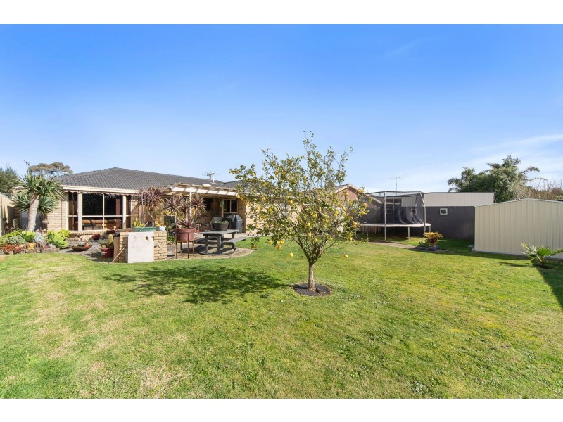 33 Camms Road, Cranbourne VIC 3977