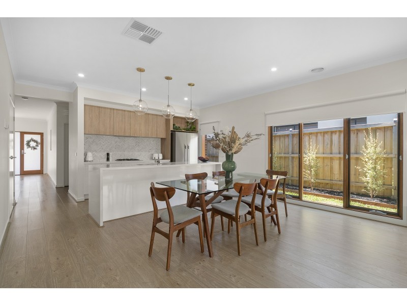 6 Harlequin Way, Clyde North VIC 3978