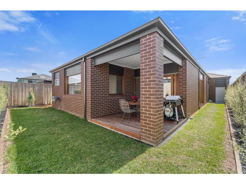 6 Harlequin Way, Clyde North VIC 3978