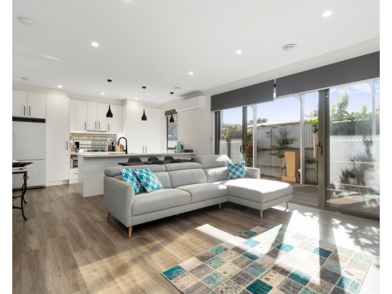 2/11 Rosemary Crescent, Frankston North VIC 3200