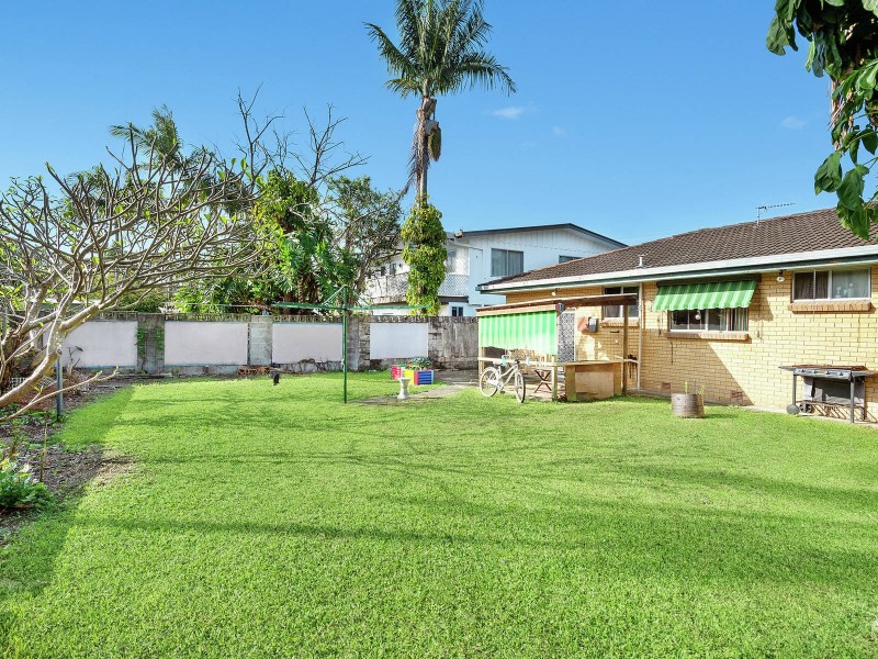 10 Flores Avenue, Palm Beach QLD 4221