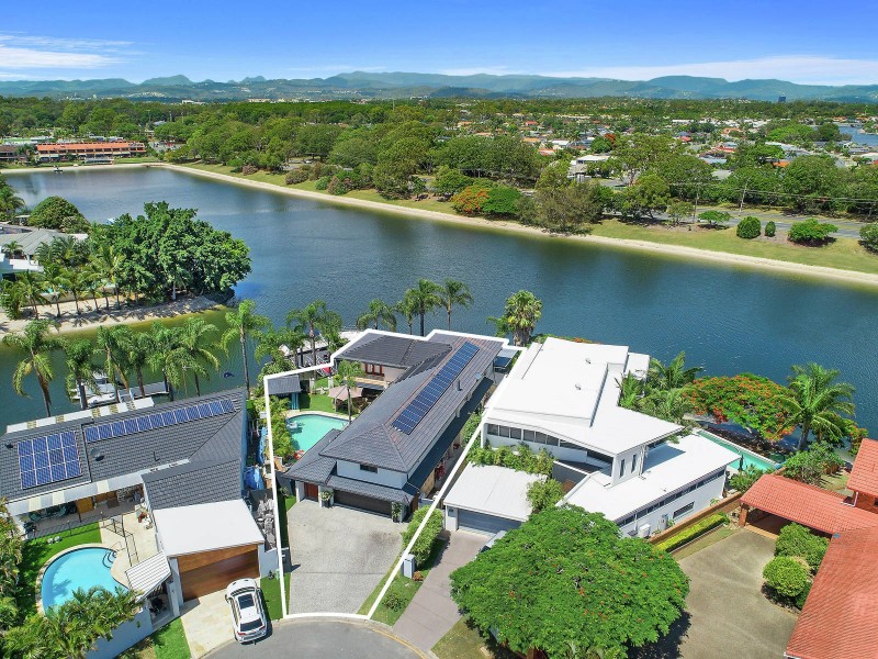 30 Bight Court, Mermaid Waters QLD 4218