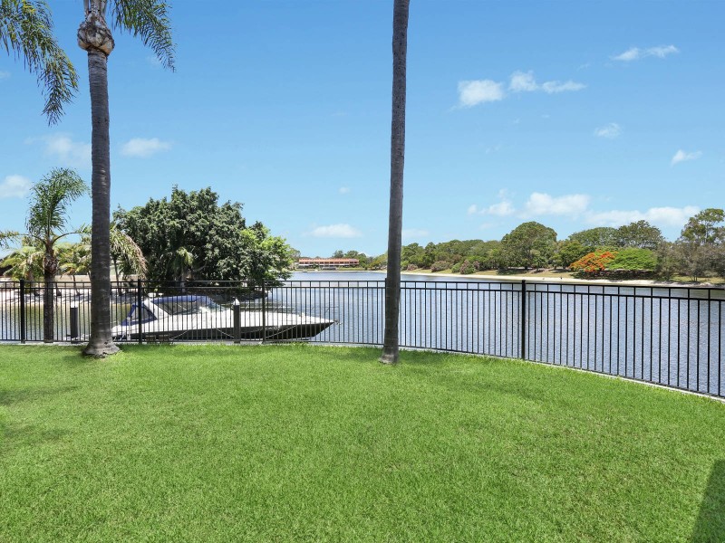 30 Bight Court, Mermaid Waters QLD 4218