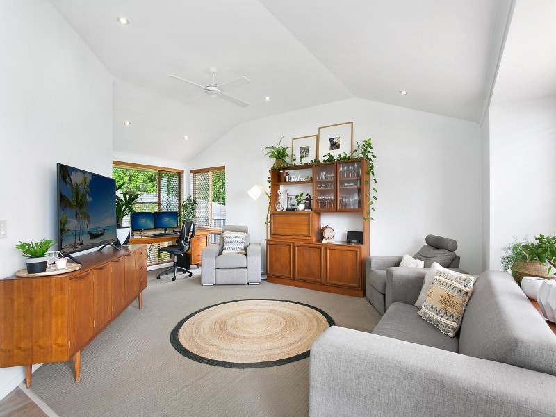 6 Swanbourne Way, Elanora QLD 4221