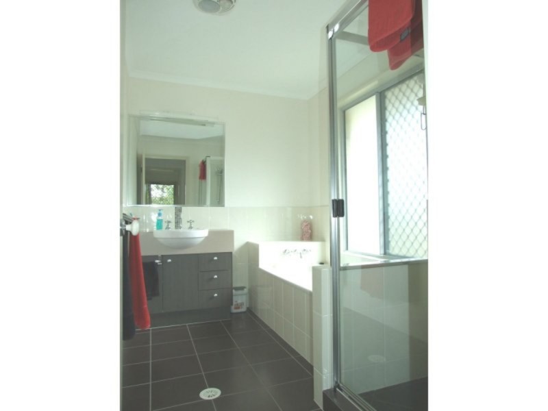27 Dunmall Drive, Oakhurst QLD 4650