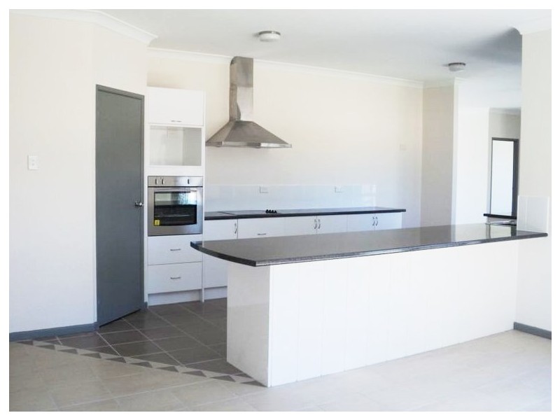 136 Woocoo Drive, Oakhurst QLD 4650