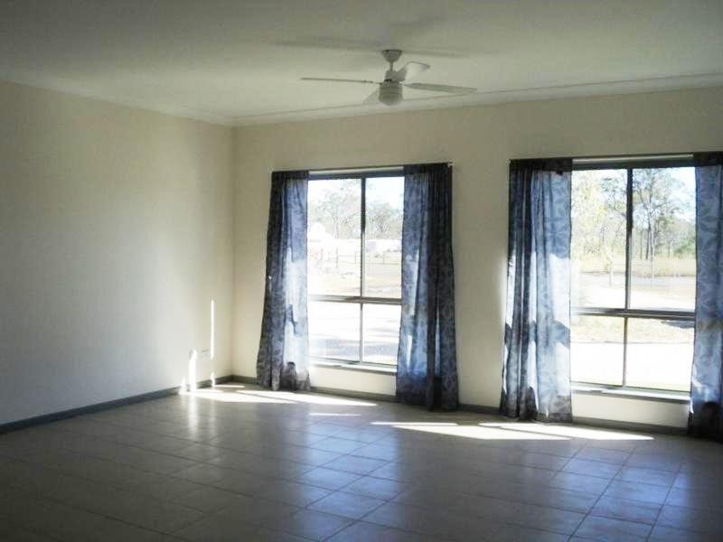 136 Woocoo Drive, Oakhurst QLD 4650