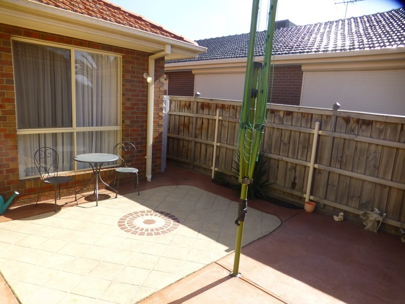 1/33 Renown Street, Essendon North VIC 3041