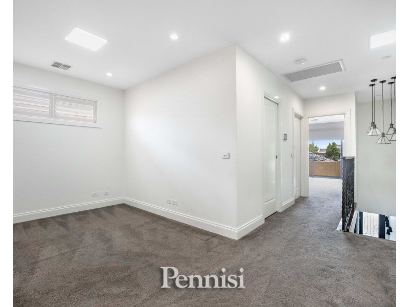 8 Balmoral Avenue, Strathmore VIC 3041