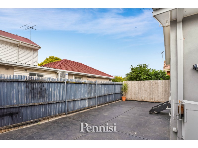 2/1 Sylvester Street, Oak Park VIC 3046