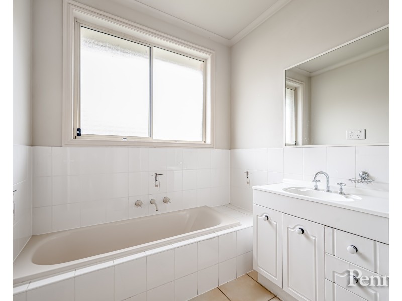 2/4 Lightwood Crescent, Meadow Heights VIC 3048