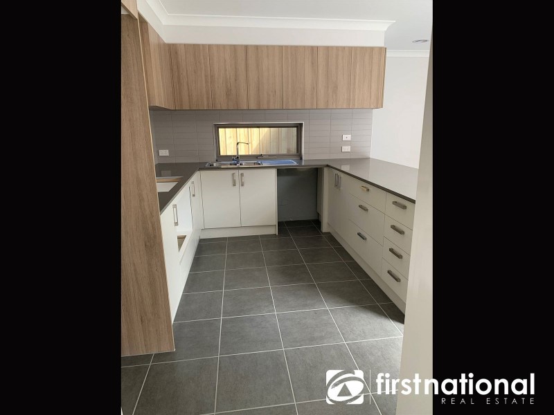 8B Whiteside Road, Officer VIC 3809