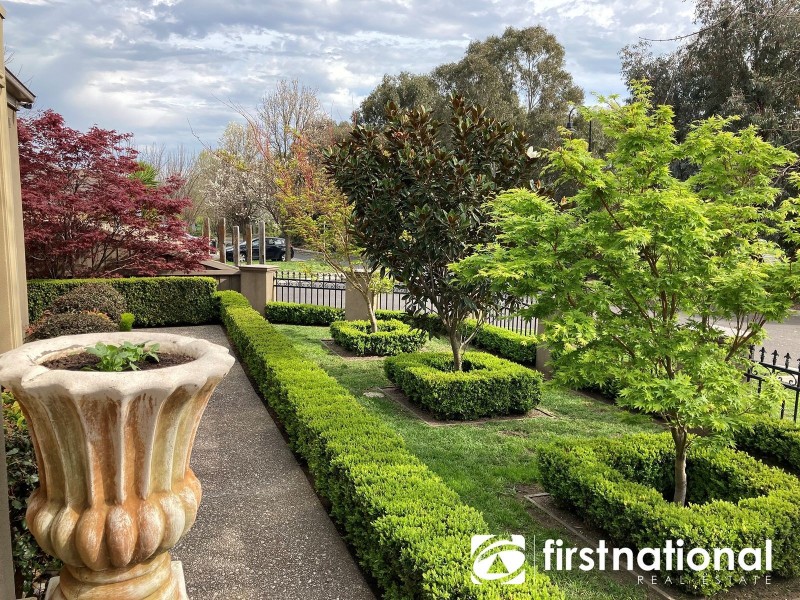 33 Cedarwood Crescent, Berwick VIC 3806