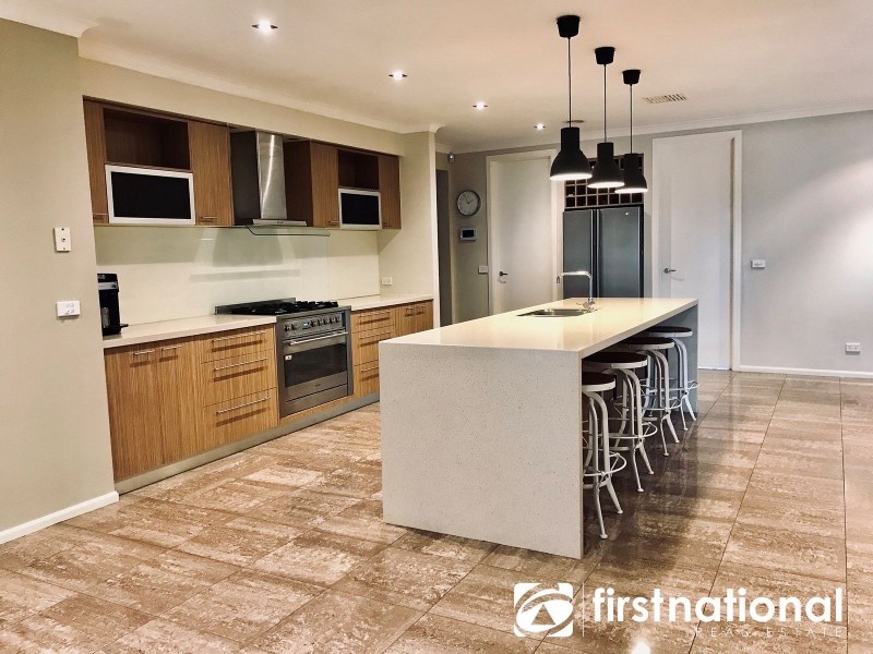 33 Cedarwood Crescent, Berwick VIC 3806