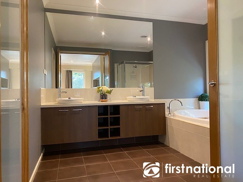 33 Cedarwood Crescent, Berwick VIC 3806