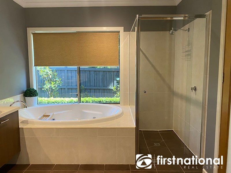 33 Cedarwood Crescent, Berwick VIC 3806