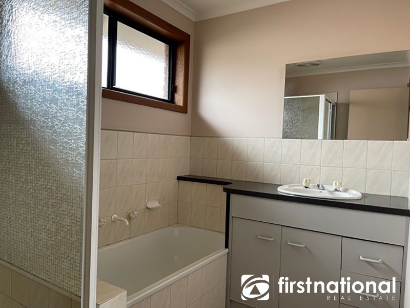 1/2 Warwickshire Court, Narre Warren VIC 3805