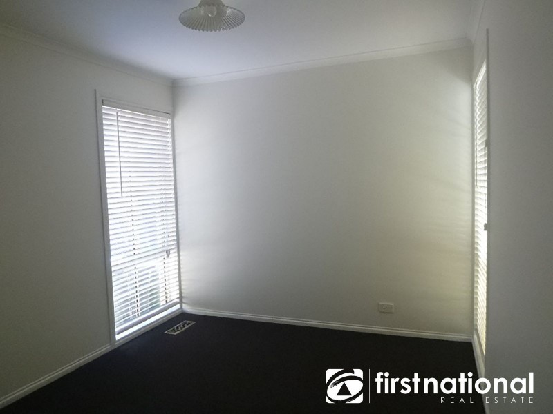 2/1 Daniher Close, Berwick VIC 3806