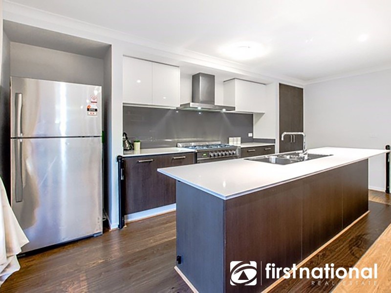 9 Fleuve Rise, Clyde North VIC 3978