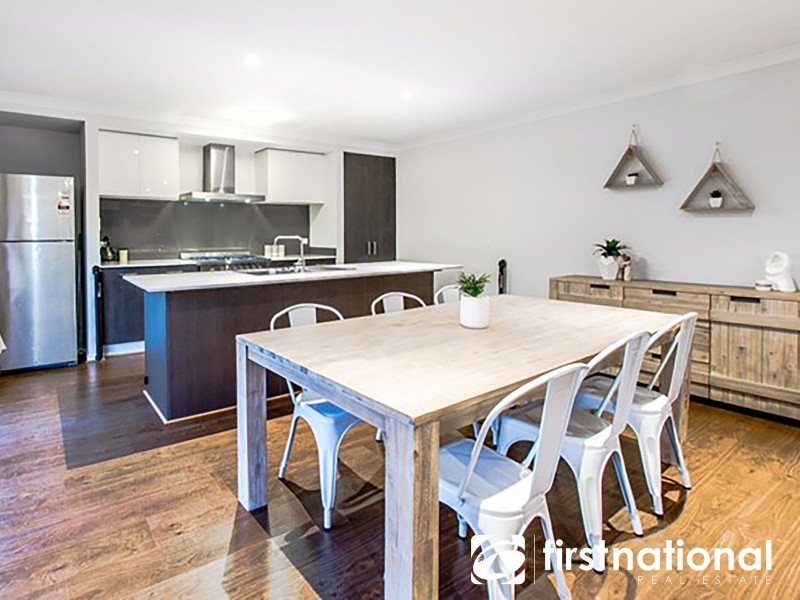 9 Fleuve Rise, Clyde North VIC 3978