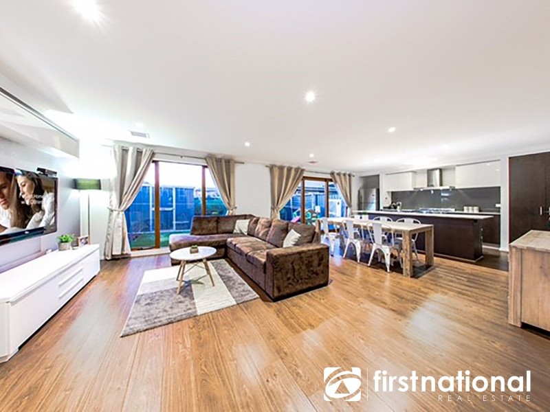 9 Fleuve Rise, Clyde North VIC 3978