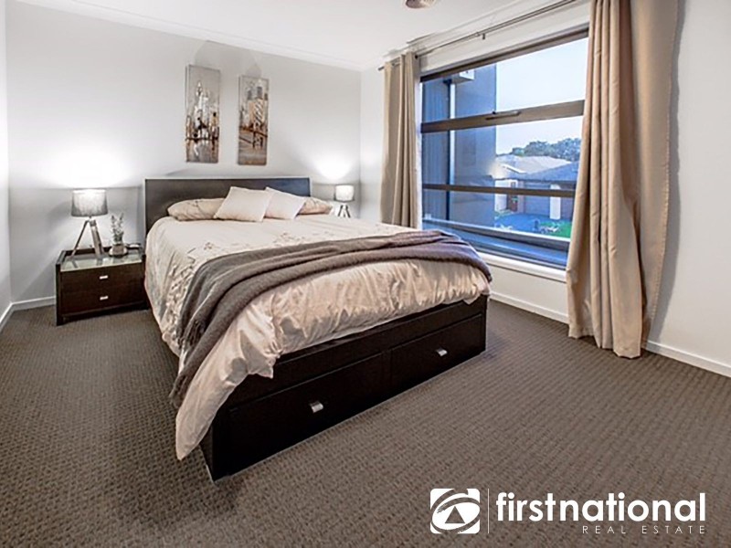 9 Fleuve Rise, Clyde North VIC 3978