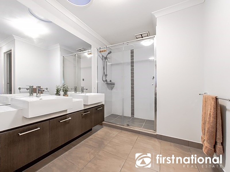 9 Fleuve Rise, Clyde North VIC 3978