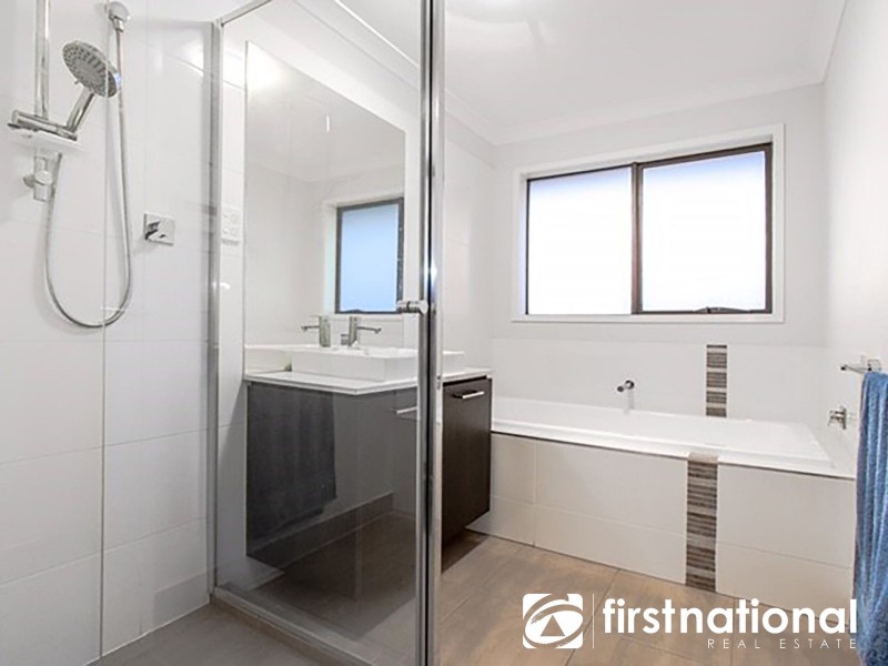 9 Fleuve Rise, Clyde North VIC 3978