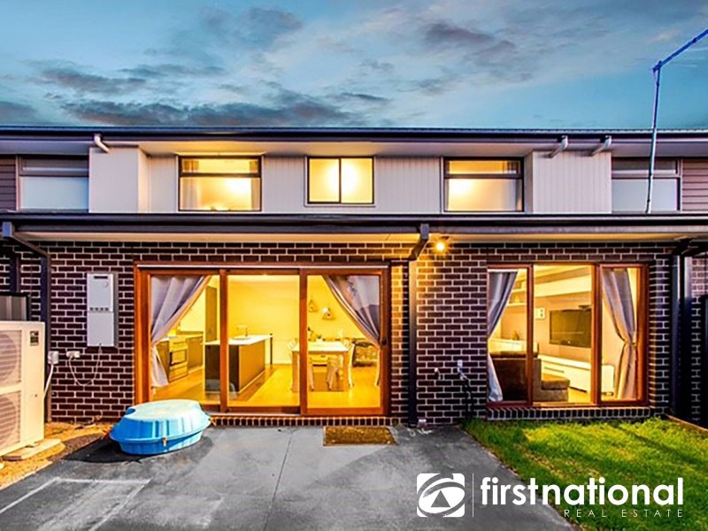 9 Fleuve Rise, Clyde North VIC 3978