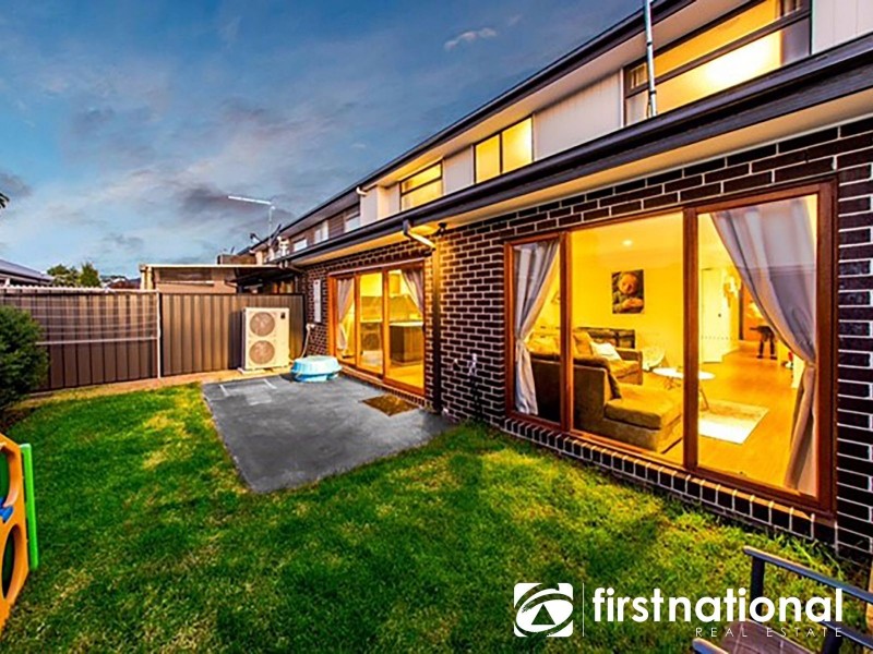 9 Fleuve Rise, Clyde North VIC 3978