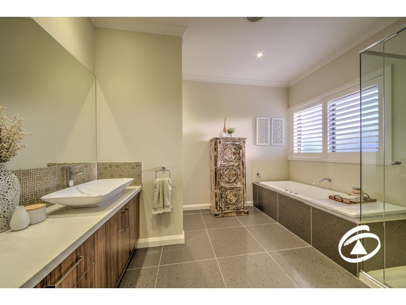 33 Bushlark Court, Berwick VIC 3806