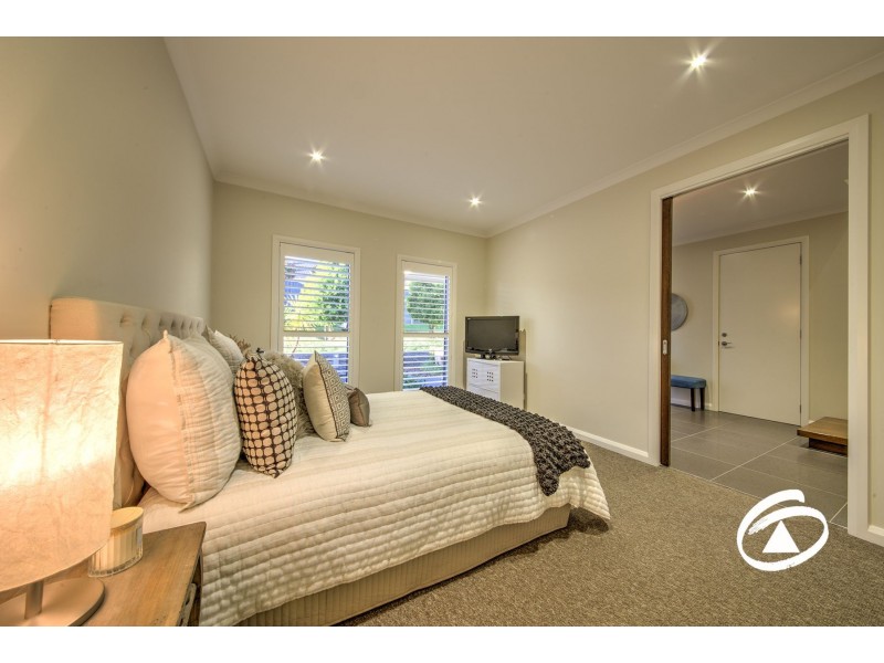 33 Bushlark Court, Berwick VIC 3806