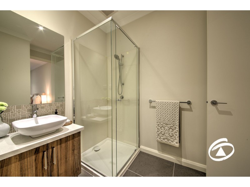 33 Bushlark Court, Berwick VIC 3806