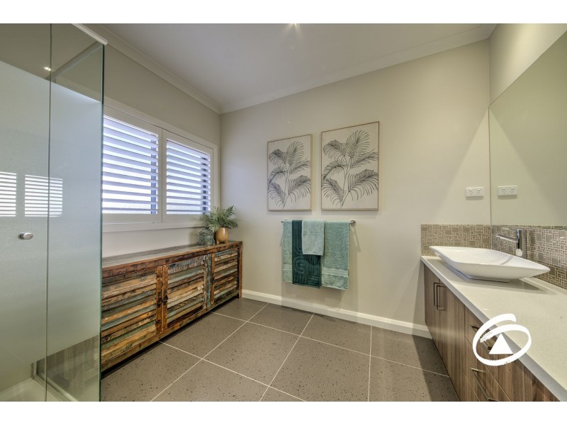 33 Bushlark Court, Berwick VIC 3806