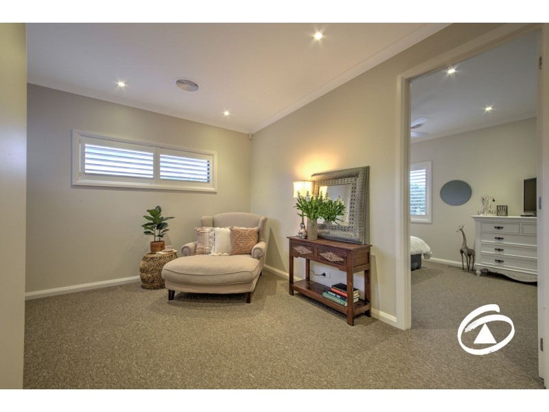 33 Bushlark Court, Berwick VIC 3806