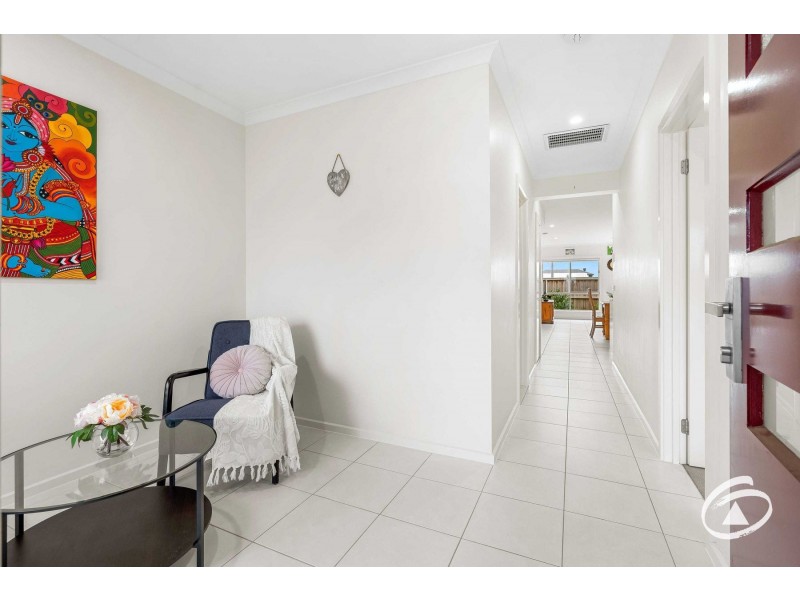 2 Dexter Crescent, Clyde North VIC 3978