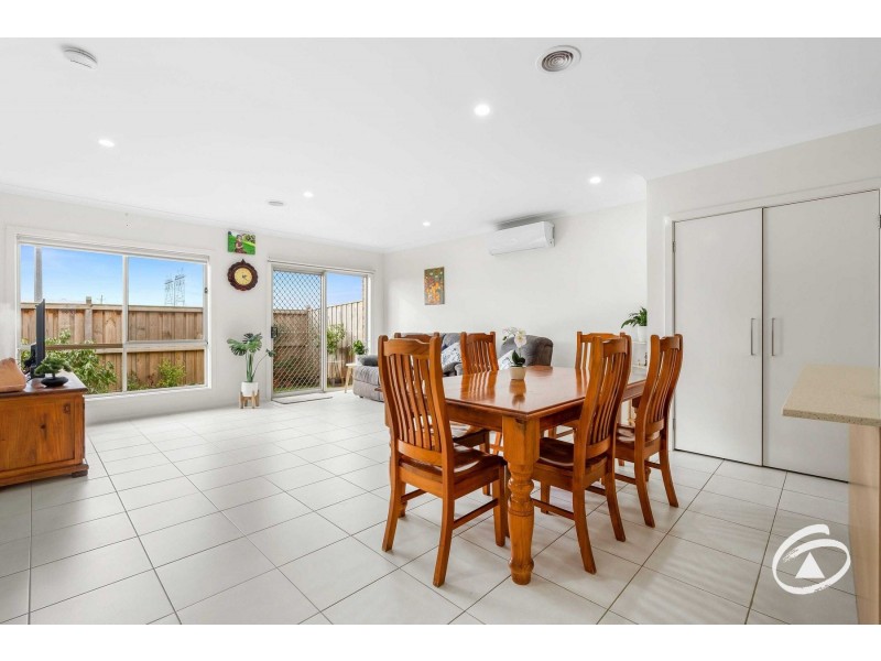 2 Dexter Crescent, Clyde North VIC 3978