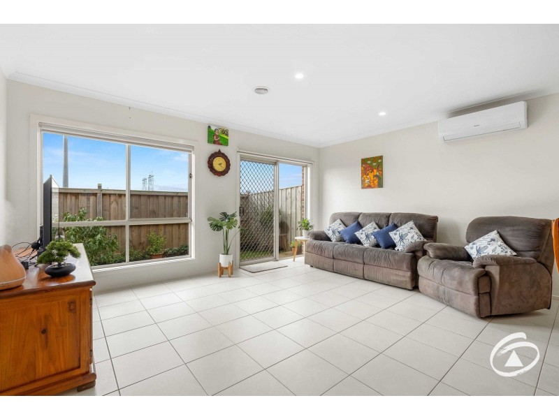 2 Dexter Crescent, Clyde North VIC 3978