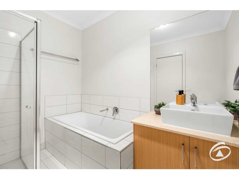 2 Dexter Crescent, Clyde North VIC 3978