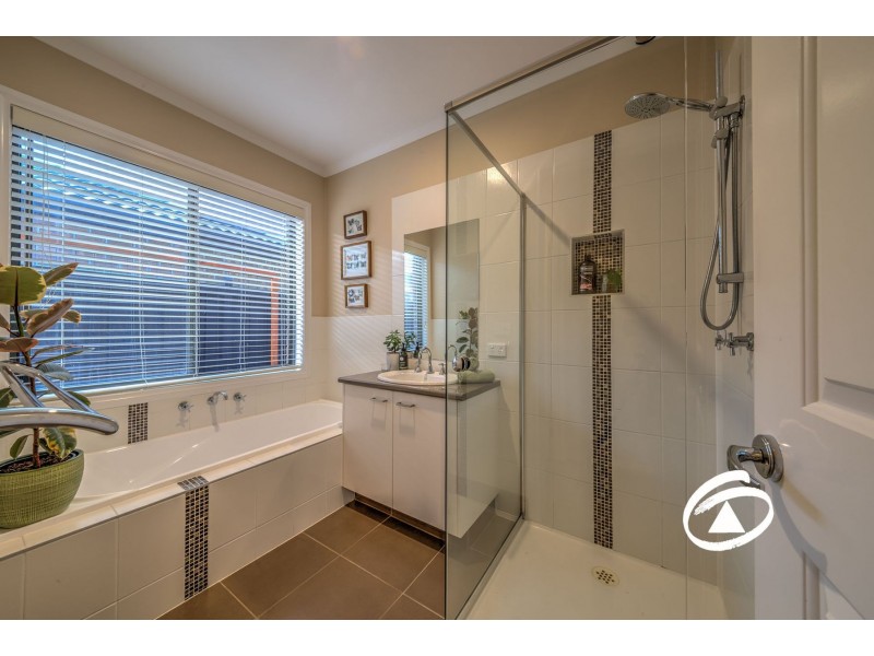 61 Nature Circuit, Cranbourne North VIC 3977