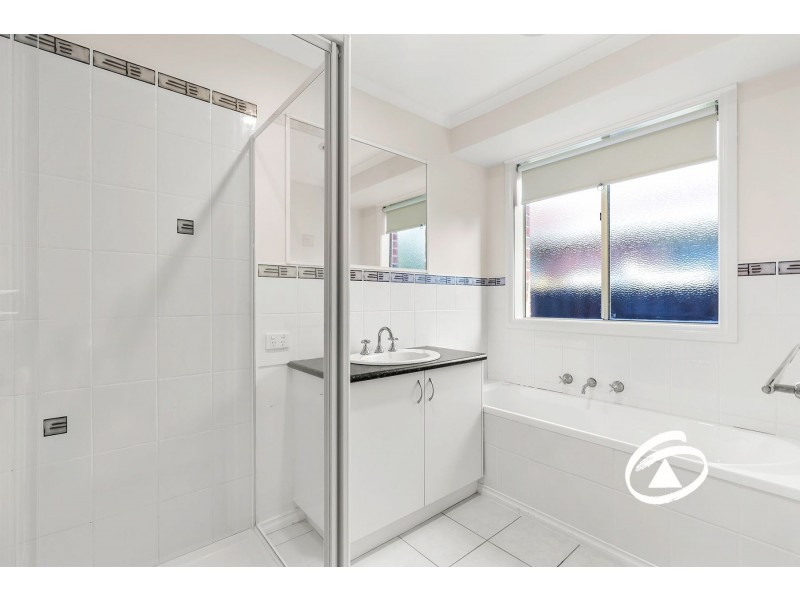 2/40 Ambleside Crescent, Berwick VIC 3806