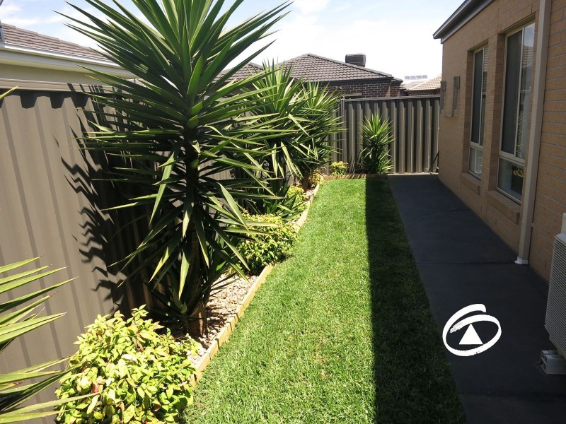 28 Chagall Parade, Clyde North VIC 3978