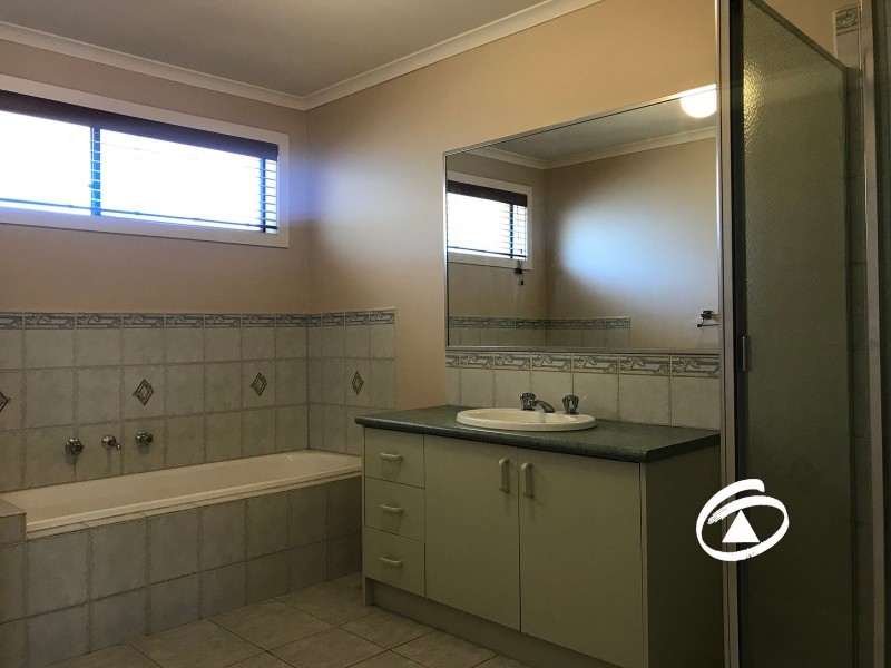 17 Stradbroke Close, Berwick VIC 3806